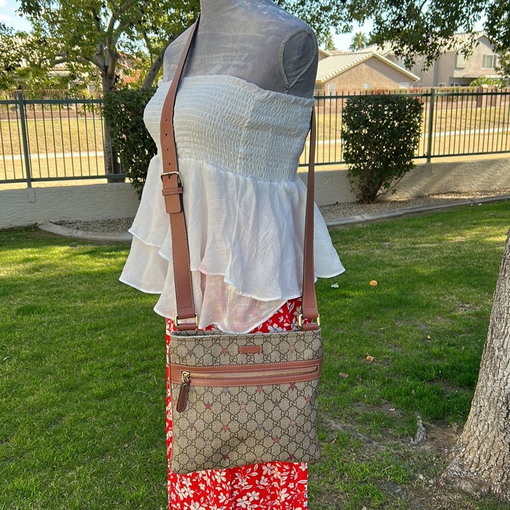 Authentic GUCCI Messenger Stars Monogram Coated Gg Supreme Canvas Crossbody Bag.
